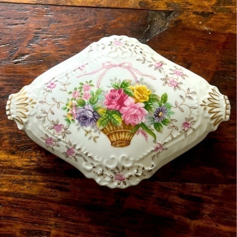Lipper & Mann vintage Bristol Garden porcelain china trinket/jewelry box.